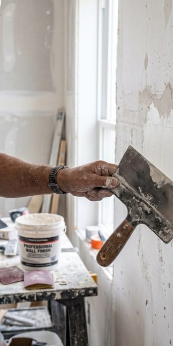 Worker_applying_wall_putty_with_202606141137