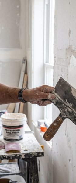 Worker_applying_wall_putty_with_202606141137